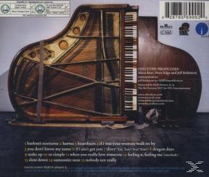 Album-Rückseite. Ein Klavier mit geöffnetem Deckel. Songtitel und Credits sind aufgeführt. Es hat einen dunklen Hintergrund.