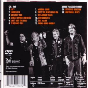 Albumcover einer Band auf der Bühne mit CD/DVD-Menü und Titelliste. Das Cover ist dunkel mit Text und Bildern.