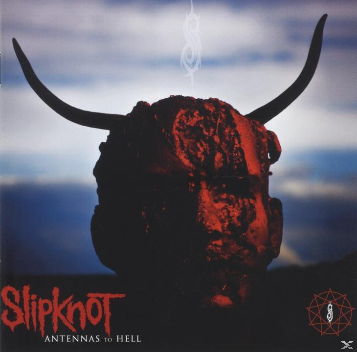 Albumcover mit einer roten, dämonenartigen Figur und Hörnern vor blauem Himmel, mit Bandnamen.