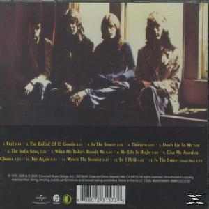 Rückseite einer CD. Sie zeigt eine Gruppe von Männern, die in einem Holzfenster sitzen. Der Text steht unten.