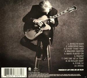 Rückseite eines Albums mit Mann mit Gitarre, Trackliste und Text.