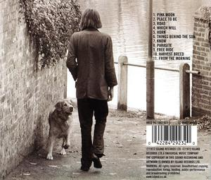 Album-Rückseite: Mann geht mit Hund am Wasser entlang, mit Text 'Pink Moon' und Barcode.