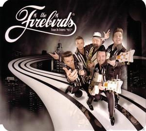 Albumcover zeigt eine Band aus fünf Männern in Schwarz-Weiß-Outfits, mit Gitarren und einem Straßendesign.