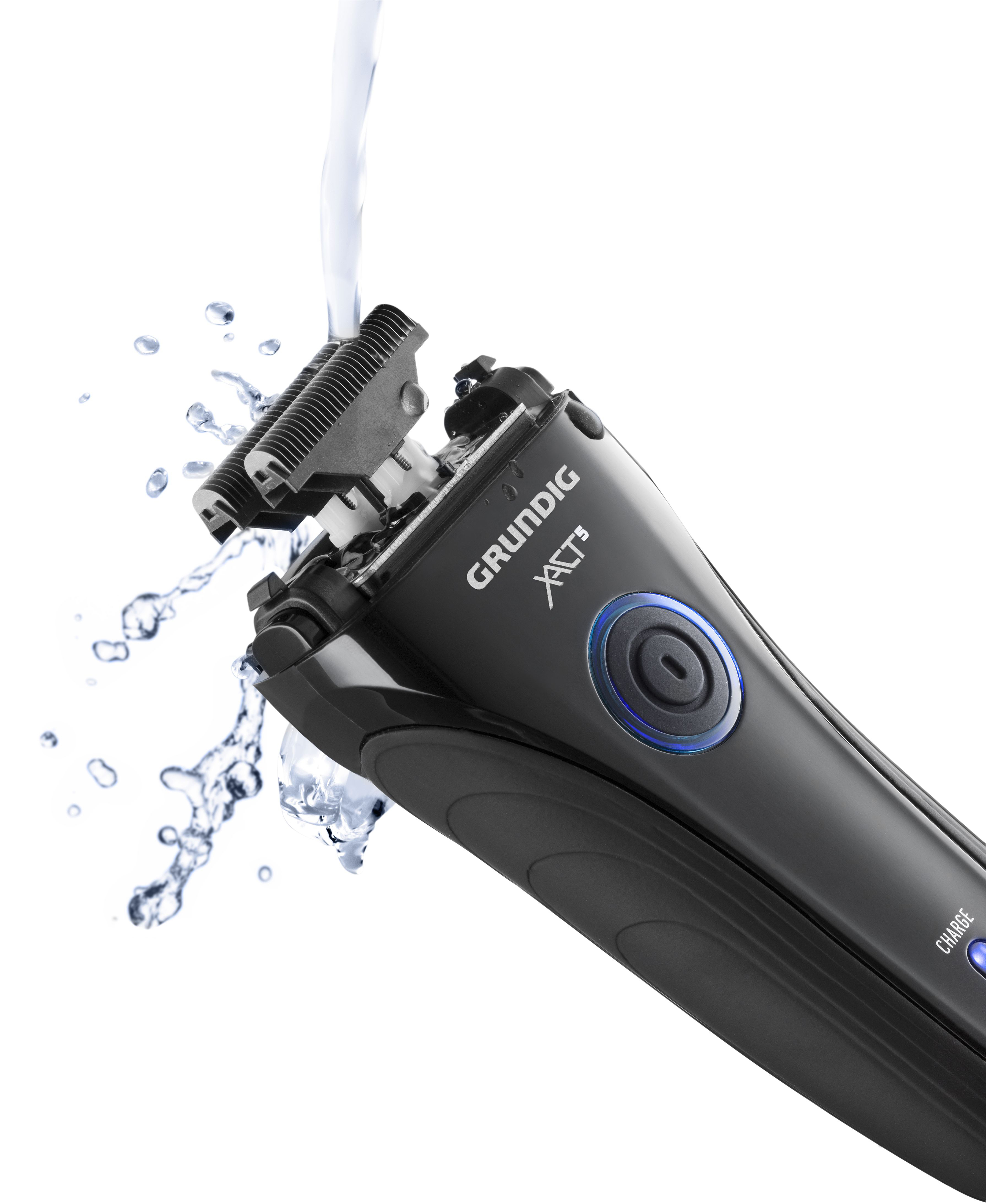 Schwarzer Elektrorasierer, Wasser wird darüber gegossen. Die Marke ist GRUNDIG. Der Knopf leuchtet blau.