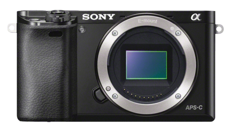 Schwarze Sony-Kamera. Das Objektiv befindet sich in der Mitte der Kamera mit einem grünen Bildschirm.