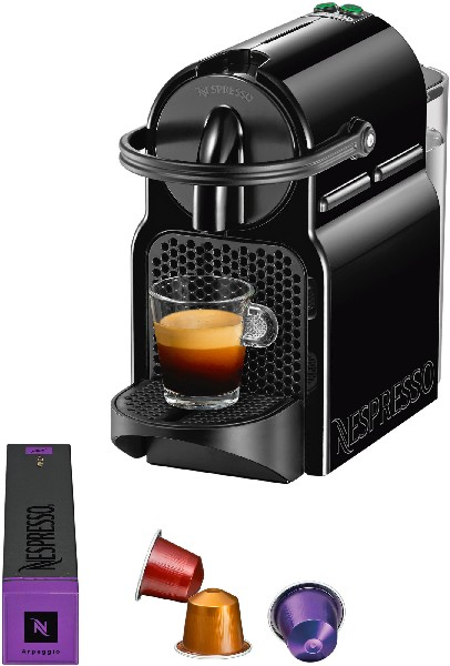 Schwarze Nespresso-Maschine mit Tasse und Kapseln. Der Hintergrund ist weiß.