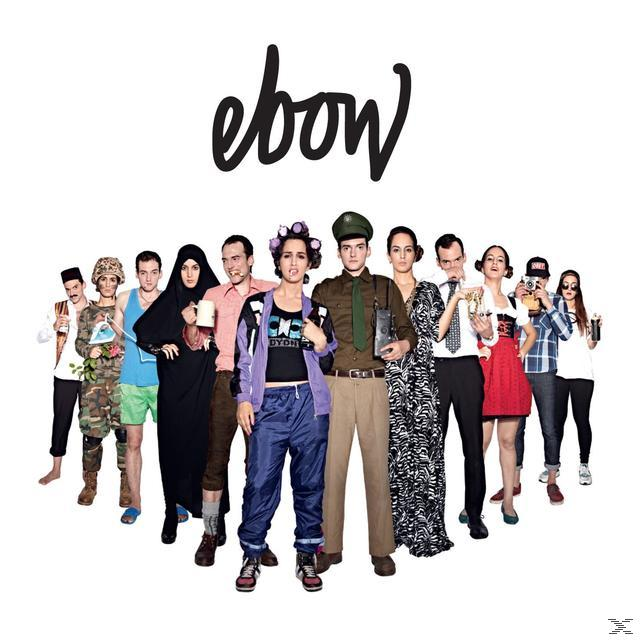 Gruppe von Leuten in verschiedenen Kostümen. Titel: ebow in großen Buchstaben. Weißer Hintergrund.