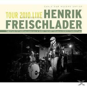Live-Tour-Cover mit einer Band auf der Bühne. Die Band ist in Schwarzweiß.