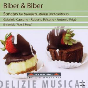 Zwei Schokoladenkuchen mit Erdbeeren, weißem Guss, auf einem weißen Teller, der Text "Biber & Biber" steht oben.