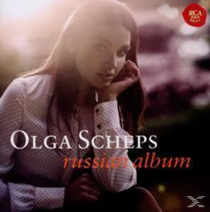 Eine Frau schaut in die Kamera. Das Albumcover hat Olga Scheps und die Worte Russisches Album.