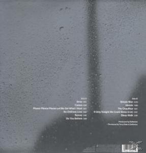Albumcover: Regenverhangenes Fenster mit Titelliste auf der Rückseite.