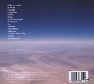 CD-Rückseite: Liste der Songs in weißem Text. Blauer Himmel und Wolken, Berge im Hintergrund.