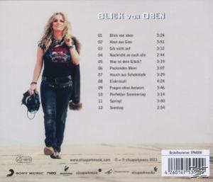 Frau in Jeans und schwarzem Hemd, hält Jacke und Helm, geht auf den Betrachter zu. Albumcover.