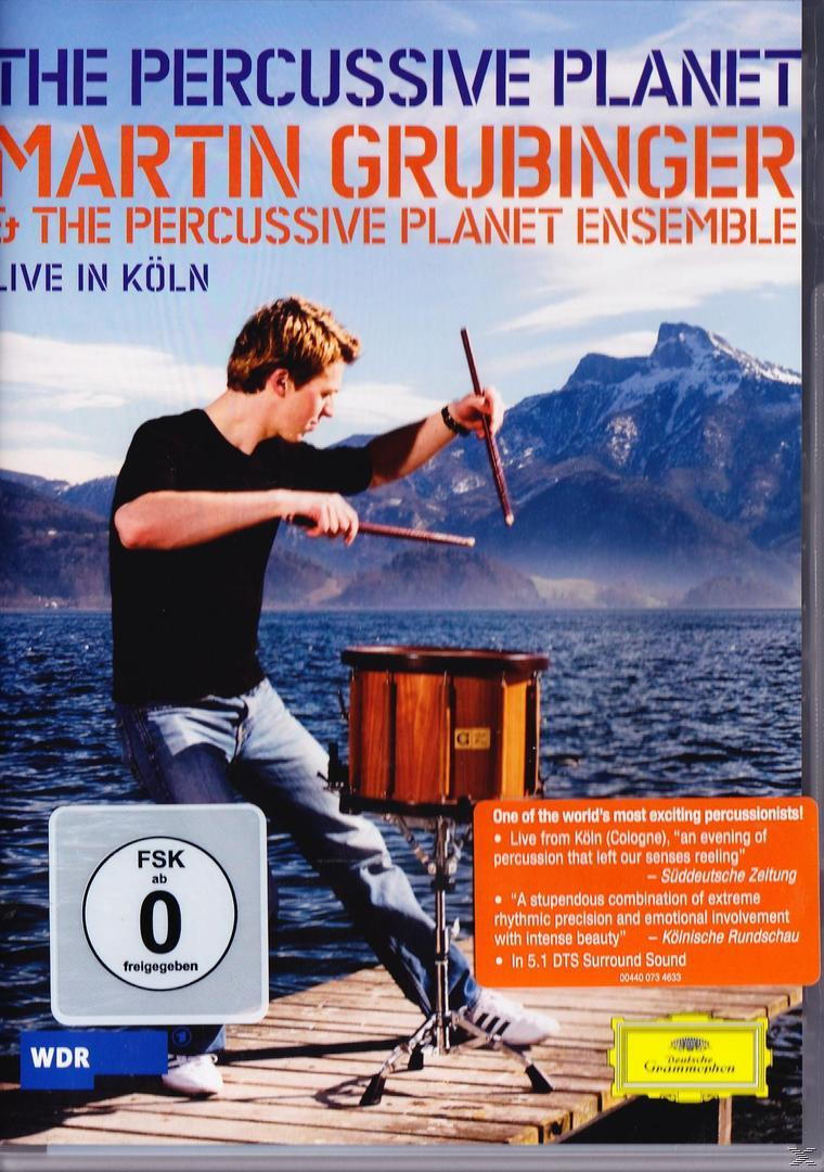 DVD-Cover. Mann spielt Schlagzeug auf einer Bühne, Berge und See im Hintergrund.