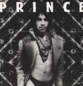 Schwarz-Weiß-Bild von Prince, in einem Mantel, einem gemusterten Schal und nacktem Oberkörper, mit geometrischem Hintergrund.