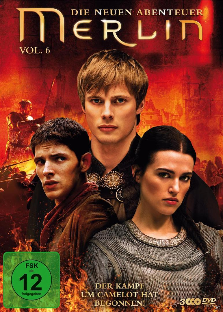 DVD-Cover der Serie Merlin. Drei Schauspieler sind im Bild zu sehen, mit einem Hintergrund einer Kampfszene.