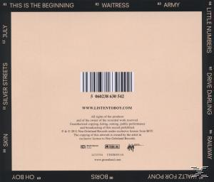 Albumcover mit Trackliste und Text in schwarzem Rahmen. Barcode in der Mitte.