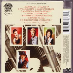 CD-Hülle mit Bildern der Queen-Mitglieder. Die Titelliste für ein digitales Remaster ihrer Songs von 2011 wird gezeigt.