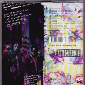 Rückseite einer CD-Hülle mit Text und Bildern, einschließlich Personen und Stadtlandschaft.