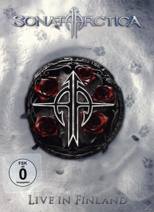CD-Cover: Metallisches Emblem mit Rosen auf Schnee, Sonate Arctica, Live in Finland, mit Winterszene.