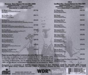 CD-Cover mit Titellisten. Zeigt eine Band, die auftritt, und einen grauen Hintergrund.