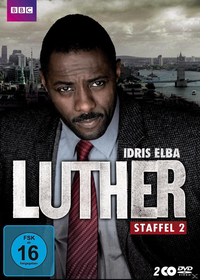 Idris Elba auf der DVD-Hülle von "Luther". Er trägt Anzug und Krawatte. Der Hintergrund zeigt eine Skyline und die Tower Bridge.