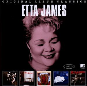 Etta James Albumcover. Enthält ein rosa Porträt von Etta James mit Albumcovern darunter.