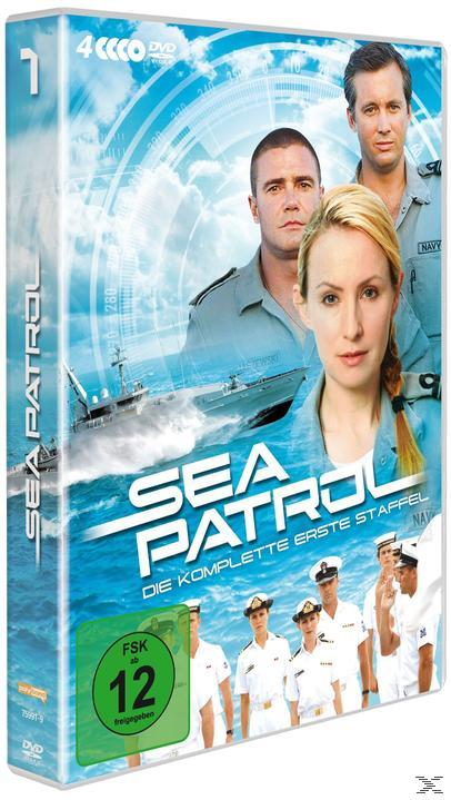 DVD-Cover: Schauspieler in Marineuniformen, Schiff im Hintergrund.