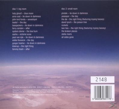 CD-Rückseite mit Titellisten vor einem verschwommenen blau-violetten Farbverlauf.