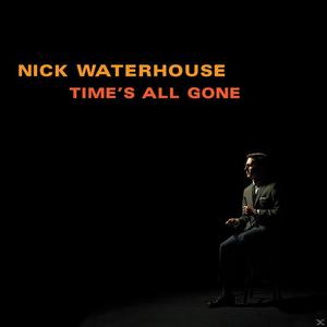 Albumcover für Nick Waterhouse 'Time's All Gone'. Mann im Anzug sitzt, dunkler Hintergrund. Oranger Text.