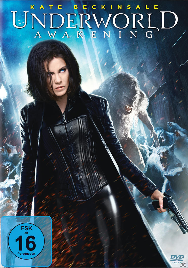 Underworld Awakening Filmcover. Kate Beckinsale mit einer Waffe, Wolfs-Kreatur-Hintergrund.