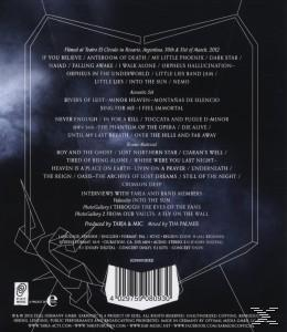 CD-Rückseite mit Titelliste, Bands und Konzertdetails. Dunkler Hintergrund mit Linien.
