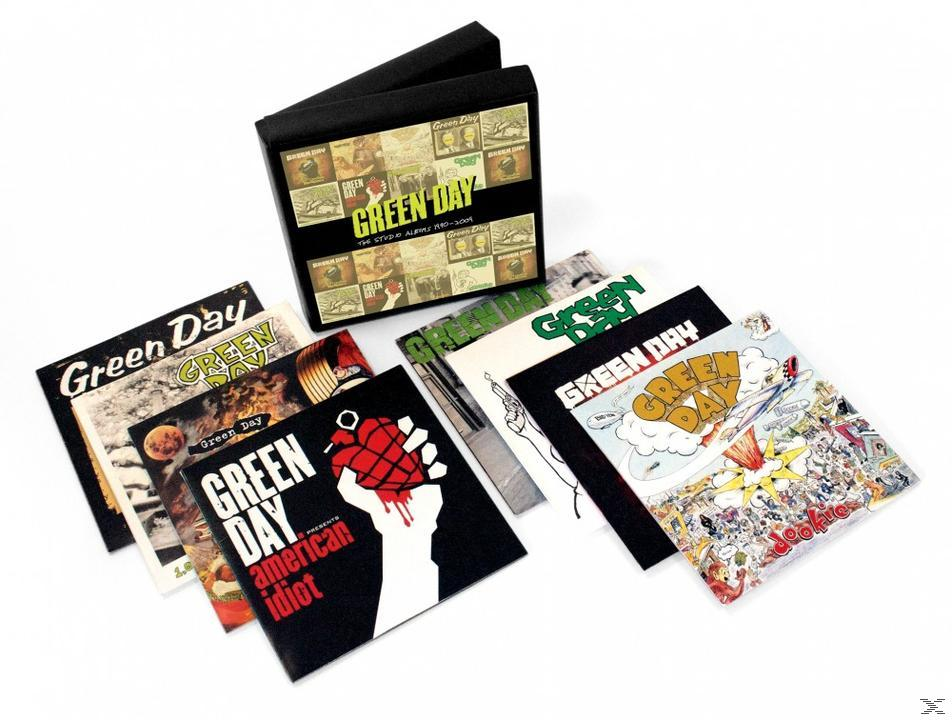 Boxset von Green Day Alben. Mehrere Albumcover sichtbar. Text: Green Day, The Studio Albums.