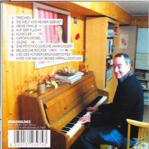 Albumcover: Mann spielt Klavier, gerahmtes Bild, Titelliste. Inneneinrichtung.