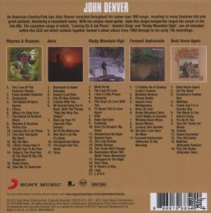 John Denver CD-Rückseite. Listet Tracks aus mehreren Alben mit Bildern von Albumcovern auf. Sony Music-Logo.