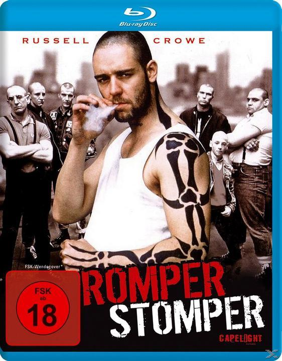 Romper Stomper DVD-Cover. Russell Crowe raucht, umgeben von Glatzköpfen. Blauer Hintergrund.