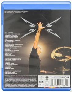 Blu-ray-Cover. Mann mit erhobenem Arm. Metallica-Logo. Bühne und Schlagzeug.