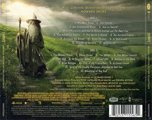 CD-Cover: Der Hobbit-Soundtrack. Gandalf steht auf einem grünen Hügel. Text listet Songs und Credits auf. Das Cover ist querformatig.