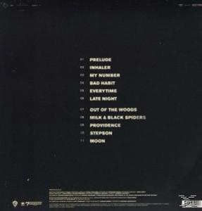 Album-Rückseite. Auflistungen von Songtiteln. Der Hintergrund ist schwarz.