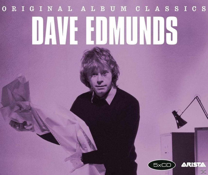 Albumcover von Dave Edmunds, mit dem Künstler, der ein weißes Hemd vor einem Schreibtisch und einer Lampe hochhält.