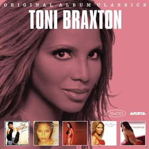 Albumcover: Toni Braxton. Porträt mit Albumcovern als Hintergrund.
