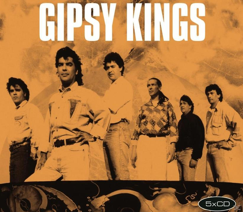 Albumcover für Gipsy Kings. Sechs Männer stehen vor einem Berg.