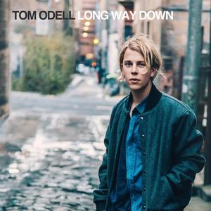 Albumcover mit einem jungen Mann. Titel: Tom Odell Long Way Down. Stadtstraßen-Hintergrund.