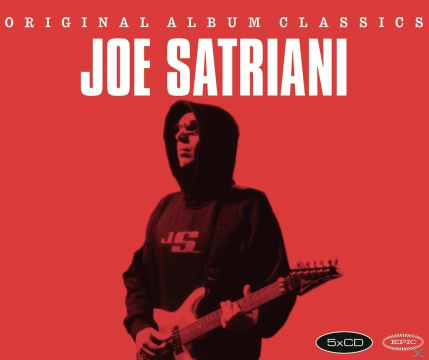 Albumcover. Mann mit Gitarre, roter Hintergrund, Titel: Joe Satriani, Original Album Classics.