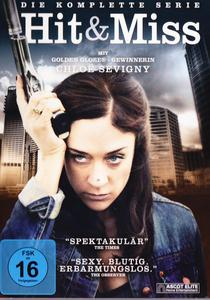 Filmcover von 'Hit & Miss'. Eine Frau mit Waffe vor einem Gebäude. Der Titel wird angezeigt.