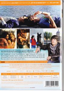 DVD-Cover: Zwei Personen liegen, andere Szenen. Das Cover hat einen hellen Ton.