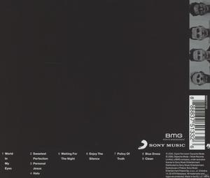 Schwarzes CD-Cover mit weißem Text und Barcode. Listet Songtitel und Credits auf.