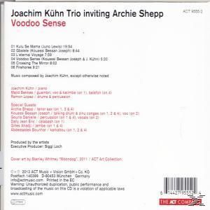 CD-Rückseite mit Titelliste und Credits. Album von Joachim Kühn Trio, 'Voodoo Sense'.