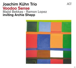 Albumcover mit abstrakten, farbenfrohen Quadraten. Der Künstler ist Joachim Kühn Trio, Album 'Voodoo Sense'.