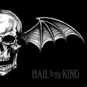 Avenged Sevenfold Albumcover, ein Totenkopf mit Fledermausflügeln, Schwarz-Weiß-Kunstwerk auf schwarzem Hintergrund.